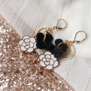 earrings with crochet black and metal white flowers